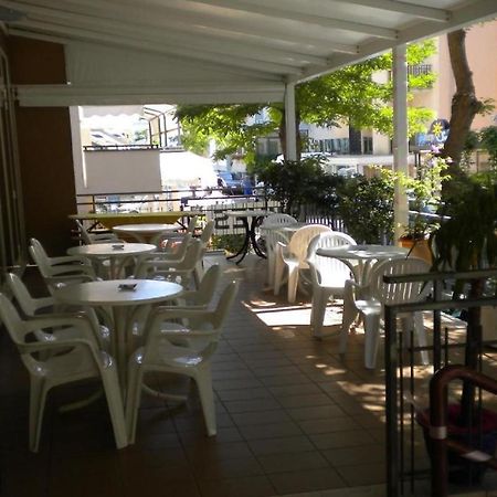 Hotel Nives Ρίμινι Εξωτερικό φωτογραφία